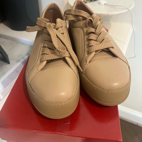 MaxMara camel color MM47 Leather Lace-up Sneakers
Sz.37 brand new with Box